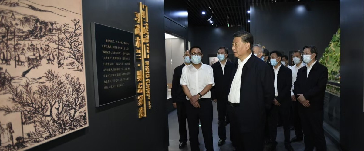 习近平在承德博物馆参观《望长城内外》展览